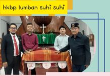 OH SIMARMATA SH OPUNG REINER PARLINDUNGAN SERAHKAN 2 ULOS RAGI HOTANG UNTUK PENUTUP KOTAK KOLEKTE HKBP LUMBAN SUHI SUHI – SAMOSIR