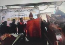 Tulang Simbolon Berikan Ulos Holong Kepada Niolando Naibaho Sitangkaraen, Mangaliat Peti Jenasah Ibunda Alm Opung Ramses Boru