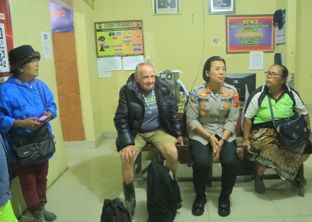 Kapolres Samosir Tinjau Korban Banjir Bandang Garoga Dievakuasi Ke Polsek Simanindo Kapolres Samosir Tinjau Korban Banjir Bandang Garoga Dievakuasi Ke Polsek Simanindo