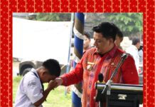 Momen Menarik Penyerahan Enam Bus Perintis, Siswa SD Cium Tangan Bupati Samosir sebagai Bentuk Penghormatan