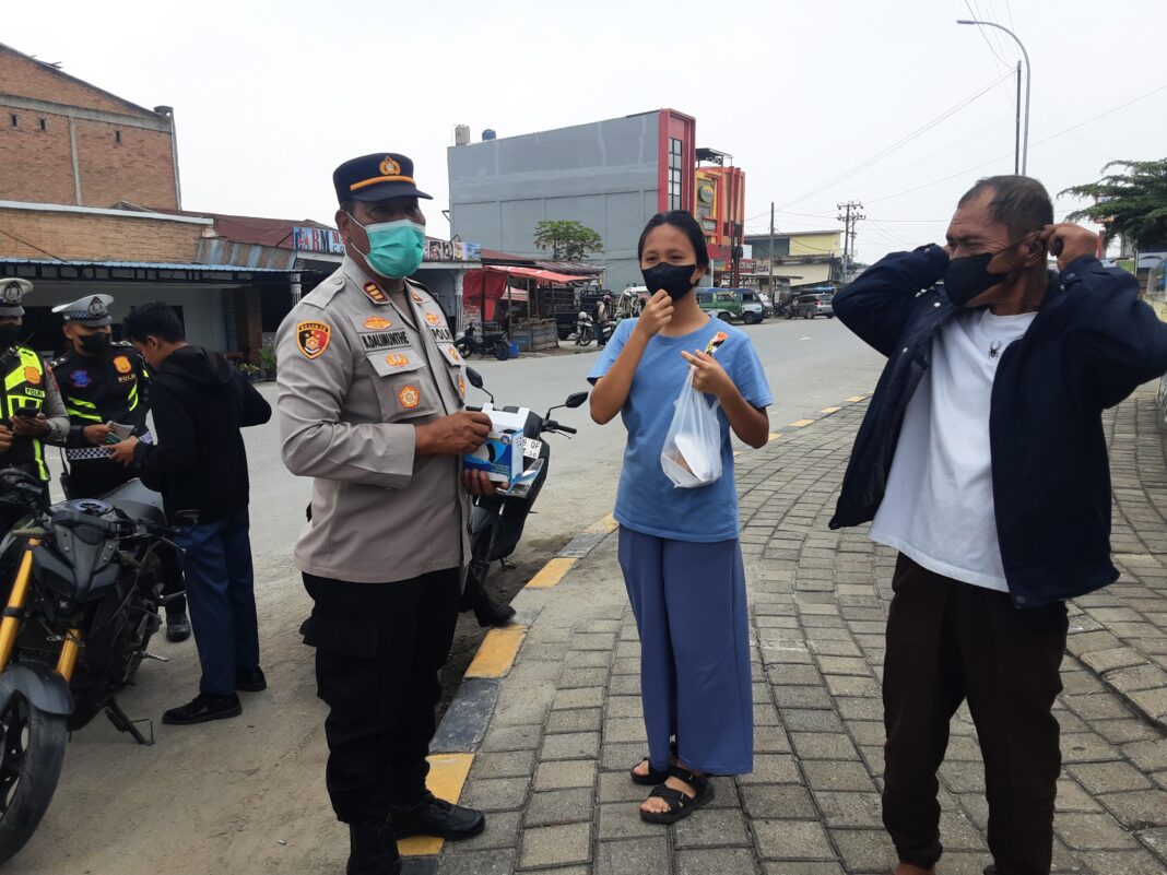 Kapolsek Pangururan Turun Langsung Bagikan Masker Gratis di Simpang Empat HKBP Pangururan Gereja Bolon Kapolsek Pangururan Turun Langsung Bagikan Masker Gratis di Simpang Empat HKBP Pangururan Gereja Bolon