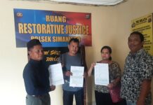 Setelah Setahun Berlalu, Dani Dewantin Pasaribu Lunasi Tongkat Tunggal Panaluan PPRPI. Kapolsek Simanindo Fasilitasi Kesepakatan Damai Dan Pencabutan Laporan